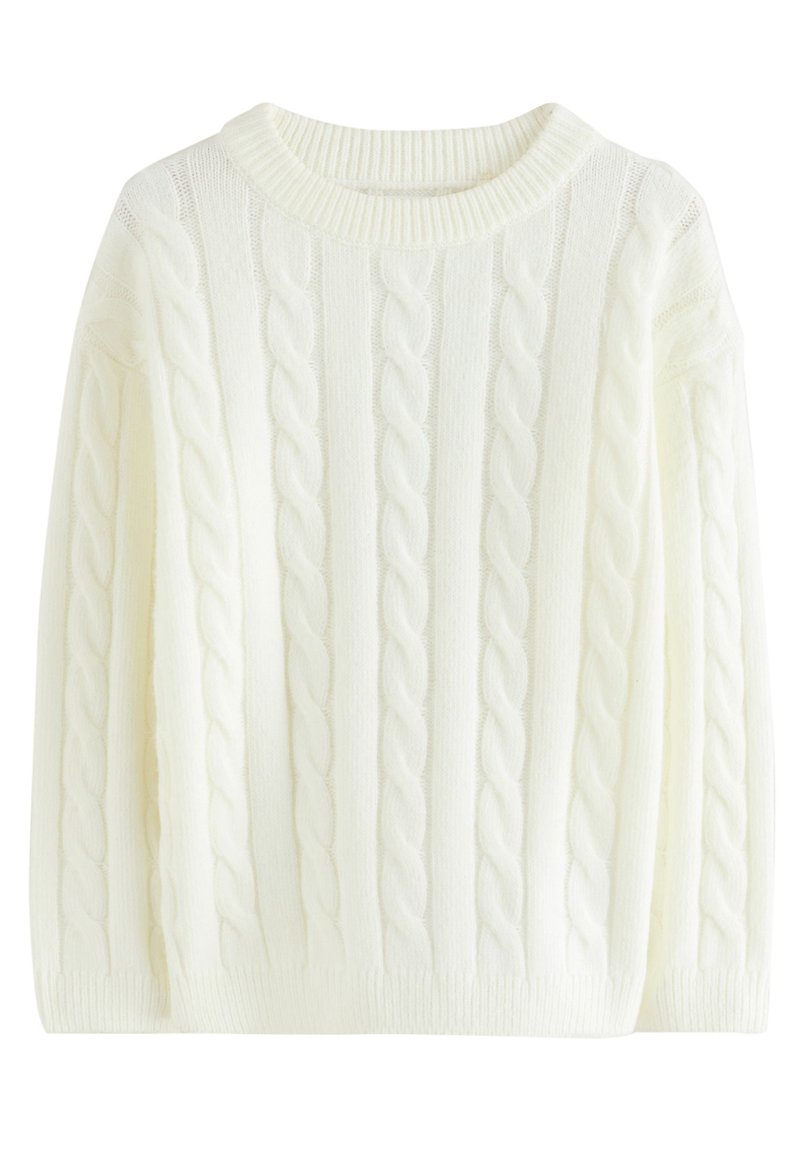 Maglione bianco a trecce con scollo rotondo, caratterizzato da motivi verticali in rilievo e polsini e orlo a coste per una finitura strutturata.