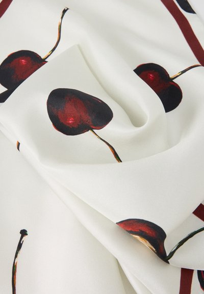 Λευκό ύφασμα με επαναλαμβανόμενο μοτίβο σκούρων κόκκινων κερασιών με πράσινους και καφέ μίσχους, εμφανιζόμενο με απαλά πιέτες και μαρτούνιο περίγραμμα.