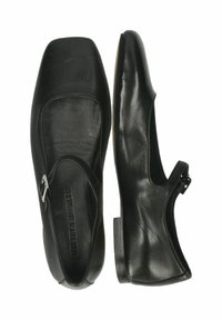 Scarpe in pelle nera con punte quadrate e arrotondate, dotate di un dettaglio con fibbia laterale e suole piatte, texture liscia e design minimalista.
