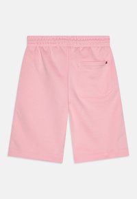 Rosa bomullsshorts med resårmidja, med en enda bakficka och sydd fåll. Mjuk textur och avslappnad design.