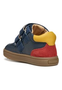 Sneaker alta in pelle blu navy con accenti in suede giallo e rosso, design perforato, dettagli in metallo argentato e suola in gomma marrone.