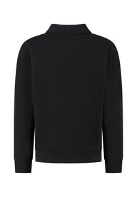 Zwarte fleece pullover met een platte kraag, lange mouwen, ribgebreide manchetten en onderrand. Gladde textuur, minimalistisch ontwerp, geen zichtbare logo's.