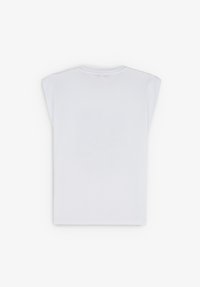 Camiseta sin mangas blanca lisa con amplios paneles en los hombros y cuello redondo, mostrada plana por la parte de atrás sobre un fondo blanco.