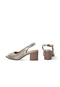 Sølv slingback hæle med udskæringsdesign og en robust blokhæl, præsenteret for at vise begge sider på en hvid baggrund.