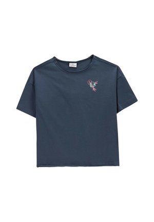 Granatowy t-shirt z krótkim rękawem z małym kwiatowym haftem w różu i niebieskim po lewej stronie klatki piersiowej.
