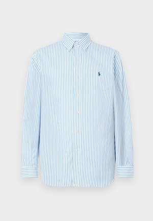 Svetlomodrá košeľa na gombíky s vertikálnymi bielymi pruhmi, klasickým golierom, dlhými rukávmi a malým vyšitým logom na ľavej strane hrudníka.