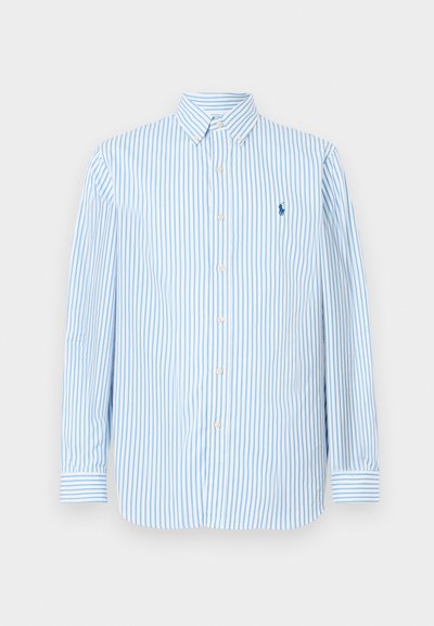 Svijetloplava košulja na kopčanje s vertikalnim bijelim prugama, klasičnim ovratnikom, dugim rukavima i malim izvezenim logotipom na lijevoj strani prsa.