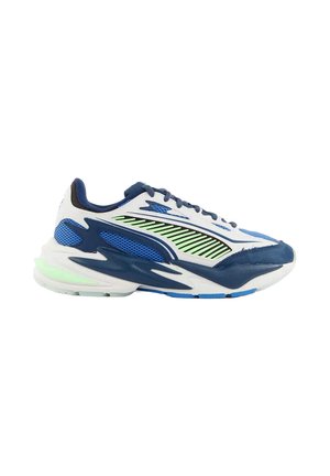 Chaussure de sport basse avec des accents blancs, bleu marine, bleu vif et vert néon, présentant des empiècements en mesh et en synthétique ainsi qu'une semelle texturée.