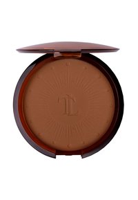 Runde Bronzer-Compact mit einem glänzenden braunen Äußeren. Die Oberfläche zeigt ein Sonnenstrahlenmuster und ein geprägtes Logo, mit einem glatten, sandfarbenen Puder im Inneren.