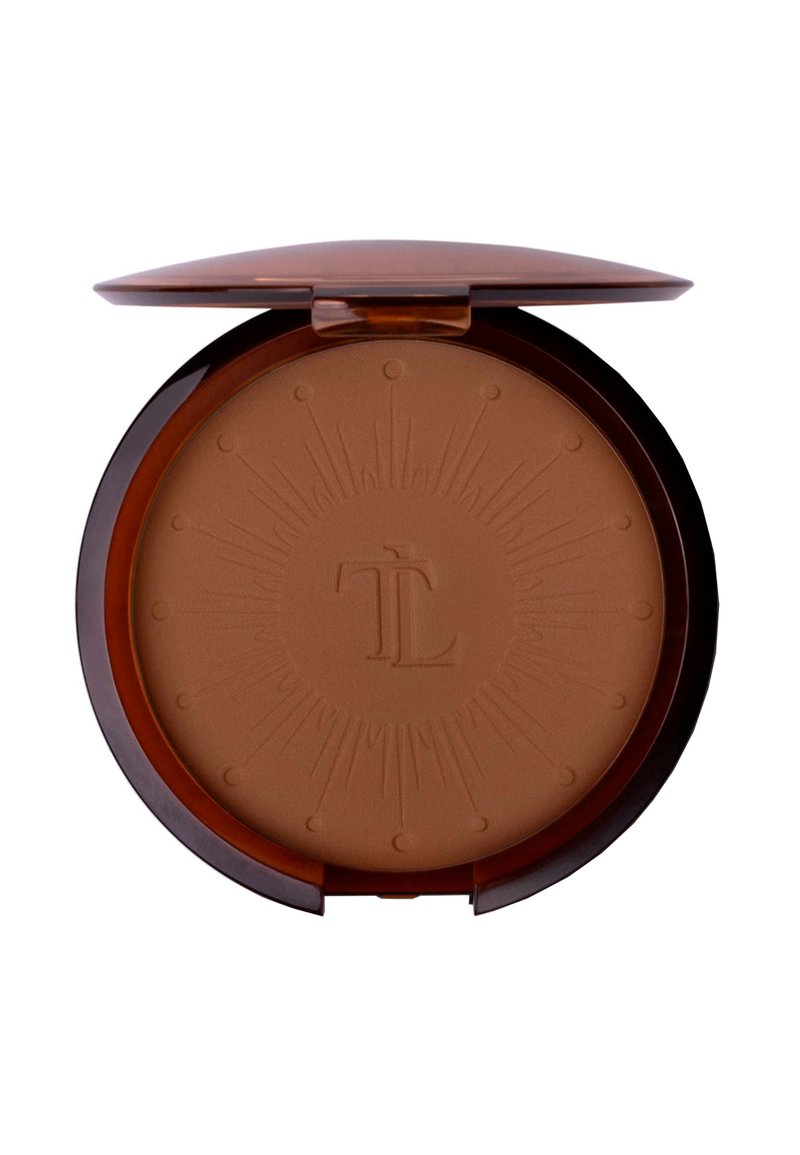 Runde Bronzer-Compact mit einem glänzenden braunen Äußeren. Die Oberfläche zeigt ein Sonnenstrahlenmuster und ein geprägtes Logo, mit einem glatten, sandfarbenen Puder im Inneren.
