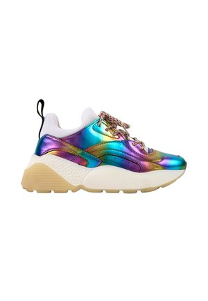 Kraftig sneaker med iriserende metalisk overdel i blå, lilla og guld toner, hvid polstret krave, flerfarvede snørebånd og beige struktureret sål.