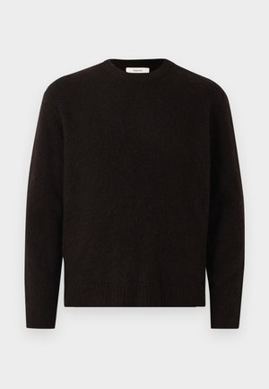 Pull en laine noir avec un col rond et des manches longues. Texture douce, ourlet et poignets côtelés, design minimal, sans motifs ni accents visibles.