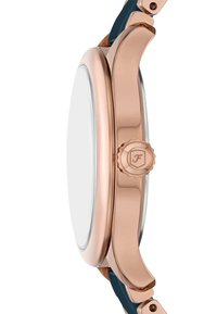 Montre ronde avec un boîtier en acier inoxydable rose gold, un bracelet en silicone bleu et une couronne texturée avec un logo. Design minimaliste avec une finition lisse.