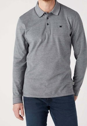 Polo à manches longues en tissu gris, avec col, trois boutons et un petit logo sur la poitrine gauche. Design texturé et décontracté.