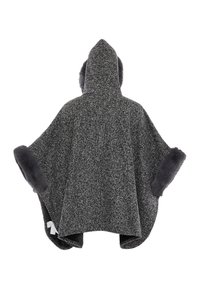 Grijze textuur poncho met capuchon, voorzien van donkergrijze nepbont accenten op de mouwen. Open zijkanten en een ronde zoom.