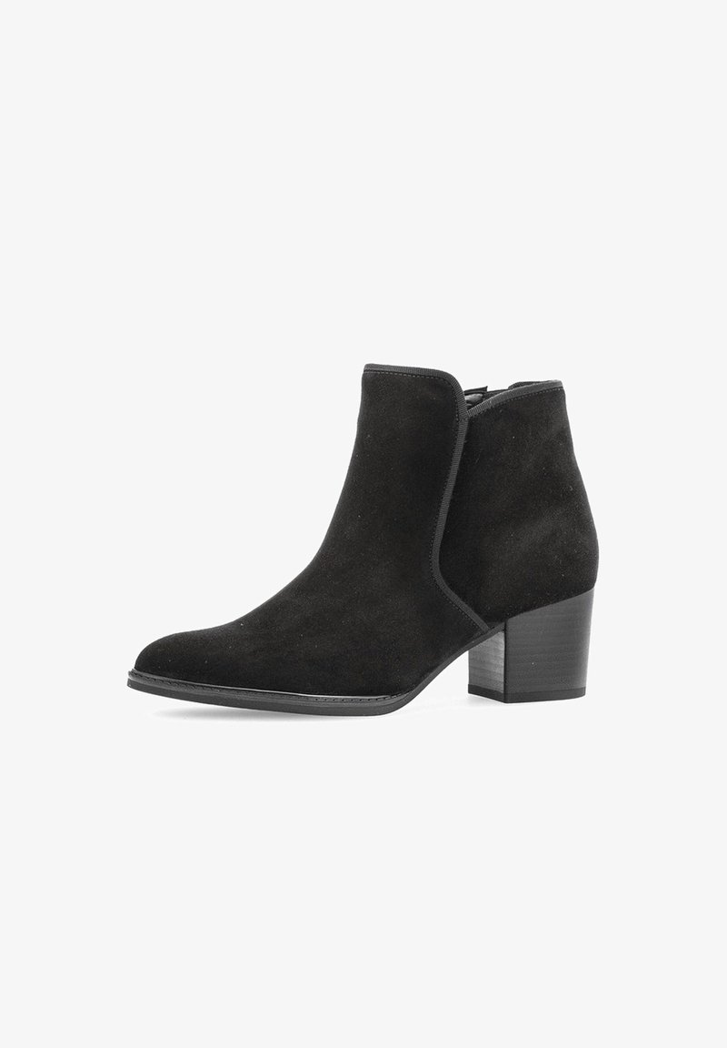 Bottine en suede noire avec un petit talon bloc, bout rond et fermeture éclair sur le côté, présentée sur un fond blanc.