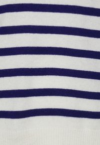 Pull tricoté rayé bleu marine et blanc avec une texture douce et des ourlets côtelés, présentant des lignes horizontales uniformément espacées.