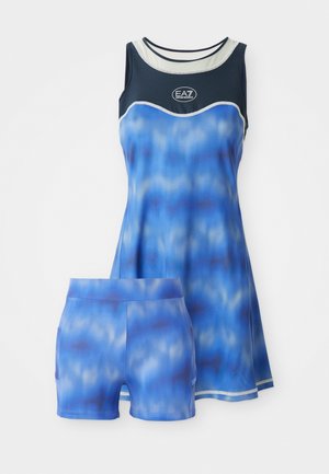 Blaues sportliches Zweiteiler-Set mit einem ärmellosen Kleid mit wellenförmigem Muster und dazu passenden Shorts. Hergestellt aus leichtem, dehnbarem Stoff.