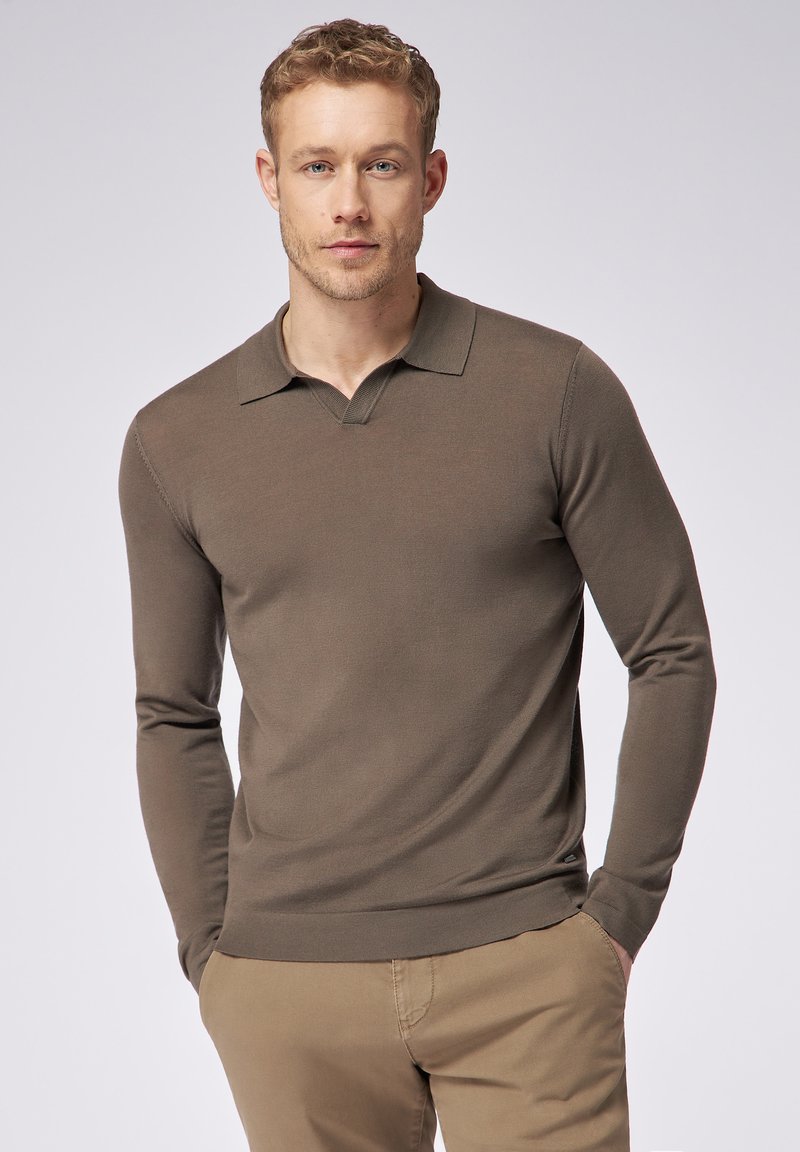 Brauner Langarm-Polo-Pullover mit V-Ausschnitt, gerippten Bündchen und glatter Textur, kombiniert mit hellbeigen Hosen.
