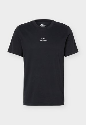 Zwart Nike Pro T-shirt met korte mouwen en ronde hals met wit logo en tekst, gecentreerd op de borst tegen een effen achtergrond.