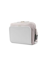 Borsa a spalla grigia chiara con un design robusto. Presenta una tasca frontale liscia, hardware dorato e una tracolla regolabile per comodità.
