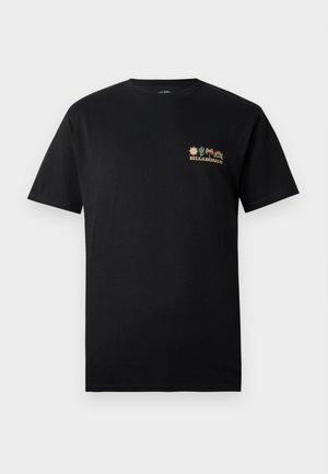 Μαύρο κοντομάνικο t-shirt με μικρά πολύχρωμα σχέδια τροπικών φυτών και το κείμενο "BILLABONG" στο αριστερό στήθος.