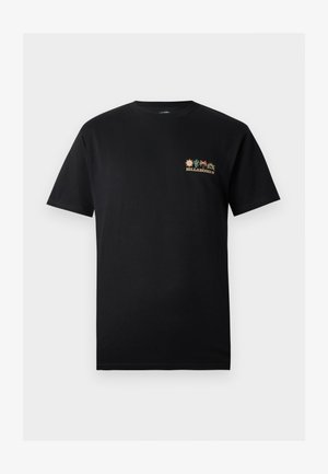 Schwarzes T-Shirt mit kurzen Ärmeln, kleinen bunten tropischen Pflanzenmotiven und dem Schriftzug "BILLABONG" auf der linken Brust.