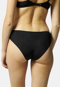 Czarne bawełniane majtki o niskim stanie, bezszwowe brzegi i gładka tekstura. Charakteryzują się prostym i funkcjonalnym stylem, idealnym do noszenia na co dzień.