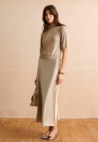 Next COSY SHORT SLEEVE PETITE  - Jednoduché tričko - mole brown