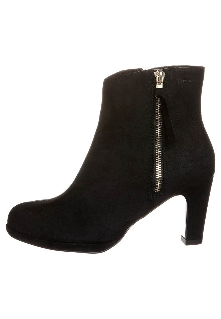 Bottines en suède noir avec un talon haut, fermeture éclair sur le côté et texture lisse. Présente un bout arrondi et des détails de design minimalistes.