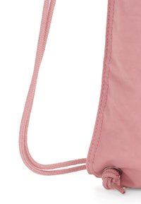 Borsa a sacchetto rosa con cordoncino, realizzata in tessuto liscio, caratterizzata da una forma arrotondata, fibbie intrecciate e un fermaglio in metallo nella parte inferiore per la chiusura.