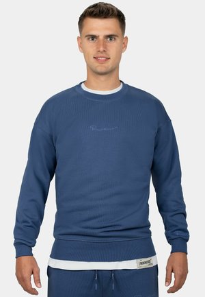 Blaues Baumwoll-Sweatshirt mit langen Ärmeln, Rundhalsausschnitt, gerippten Bündchen und Saum, mit aufgesticktem Logo auf der Brust und gemusterten Akzenten.