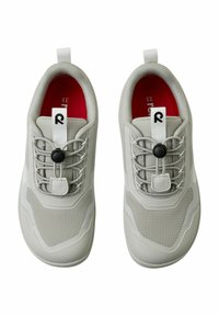 Jasnoszare buty sportowe z teksturowanym siateczkowym wierzchem, elastycznymi sznurowadłami, regulowanym zapięciem oraz czerwonymi wkładkami. Posiadają taśmę do ciągnięcia na pięcie.