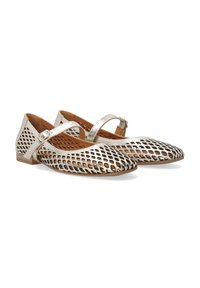 Metallic silberne Ballerinas mit einem eingeschnittenen Mesh-Design, ausgestattet mit einem Riemen mit Schnalle und einem niedrigen Absatz, gefüttert mit braunem Material.