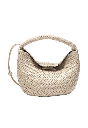 Beige vævet håndtaske med kort flettet håndtag, klaplukning og justerbar skulderrem i læder på hvid baggrund.