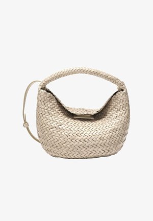 Beige geweven handtas met kort gevlochten handvat, klepsluiting en verstelbare leren schouderriem op een witte achtergrond.