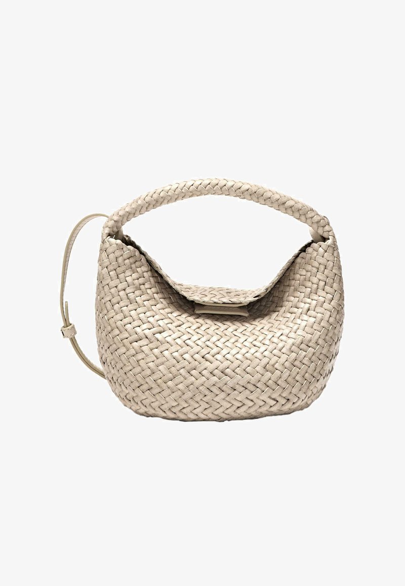 Beżowa pleciona torebka z krótkim, plecionym uchwytem, zapięciem na klapkę oraz regulowanym skórzanym paskiem na ramię na białym tle.