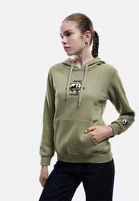 Felpa verde oliva con tasca a marsupio, cappuccio con cordino e grafica di un panda nero sul petto. Presenta un design di panda sui polsini delle maniche.