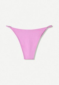 Bas de bikini thong rose avec une texture lisse et brillante. Offre une couverture minimale et des bretelles ajustables pour un bon ajustement. Sans embellissements supplémentaires.