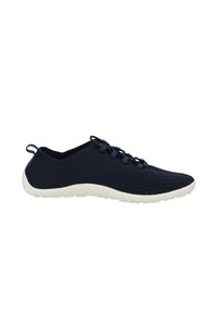 Scarpa da ginnastica leggera di colore blu navy con tomaia in rete traspirante, suola in gomma bianca e design con lacci che presenta motivi testurizzati.