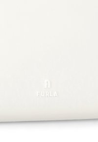 Portafoglio bianco in pelle con logo "Furla" in rilievo, texture liscia, forma rettangolare, senza hardware o motivi visibili.