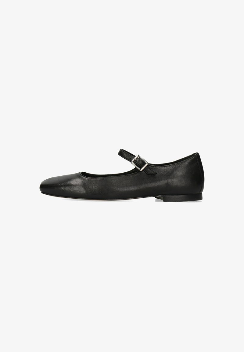 Zapato plano Mary Jane de cuero negro con punta redondeada, tira delgada y detalle de hebilla de metal. Textura suave y tacón bajo y plano.
