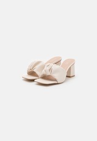 RAID Wide Fit Slip-ins med hög sula - off-white