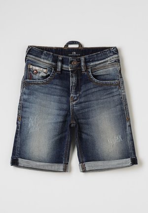 Mørkeblå denimshorts med opkrogede kanter, frontknap og lynlås, bæltestropper og falmede, slidte detaljer på lårene.
