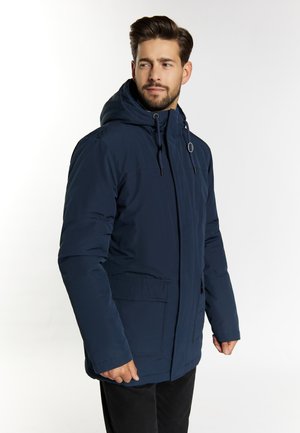 Marineblaue isolierte Jacke mit Kapuze, Reißverschluss, Fronttaschen und verstellbaren Kordeln. Glatte Textur und taillierte Passform.