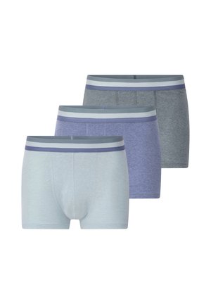 Drei Paare von Herren-Boxershorts in Hellblau, Lavendel und Grau. Jede hat einen weichen, elastischen Bund mit blauen und hellblauen Streifen.