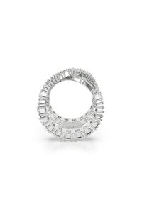 Anillo de plata con un diseño de doble banda que presenta piedras claras rectangulares y cuadradas alternadas, formando un patrón intrincado alrededor de la banda.