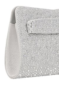 Srebrna torebka wykonana z teksturowanej tkaniny, ozdobiona licznymi przezroczystymi kryształkami, wyposażona w klapę i szerokie, zaokrąglone dno.