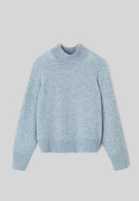 Pull en maille bleu clair avec un col haut à côtes, des manches raglan et des poignets et un ourlet côtelés. Texture douce avec un aspect légèrement duveteux.