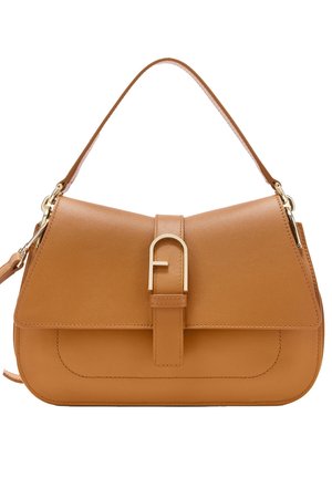 Sac à main en cuir couleur tabac avec poignée supérieure, rabat avant sécurisé par une boucle dorée, et détail de couture incurvée sur le panneau inférieur avant.